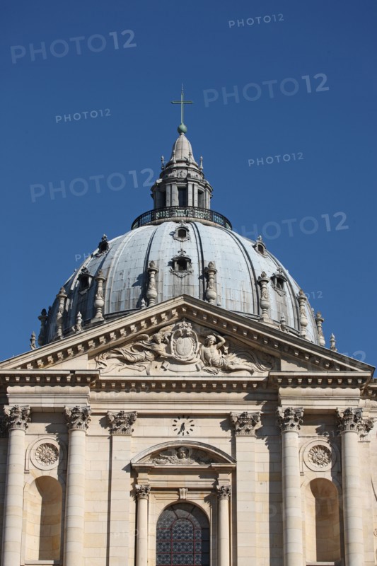 France, ile de france, paris 5e arrondissement, eglise notre dame du val de grace, place alphonse laveran, rue saint jacques, facade sur cour, fronton, dome, coupole,
