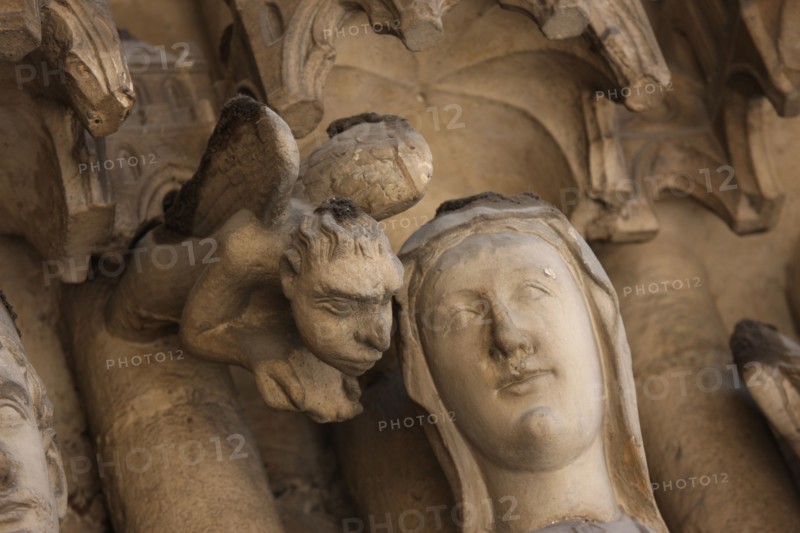 France, ile de france, paris 4e arrondissement, eglise saint germain l'auxerrois, religion catholique, art gothique, rue du louvre, detail statuaire du porche, sculpture, sainte genevieve et ange,
