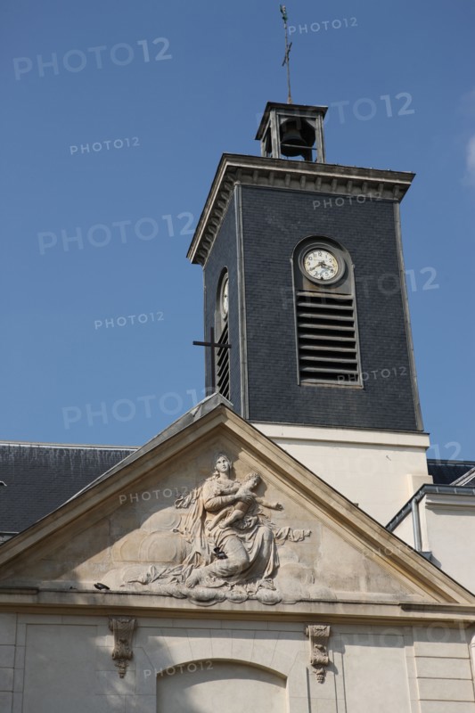 France, ile de france, paris 11e arrondissement, 36 rue saint bernard, eglise sainte marguerite, religion catholique, fronton du pignon sud, la vierge a l'enfant jesus, bas relief de l'abbe jean baptiste goy, ancien sculpteur,