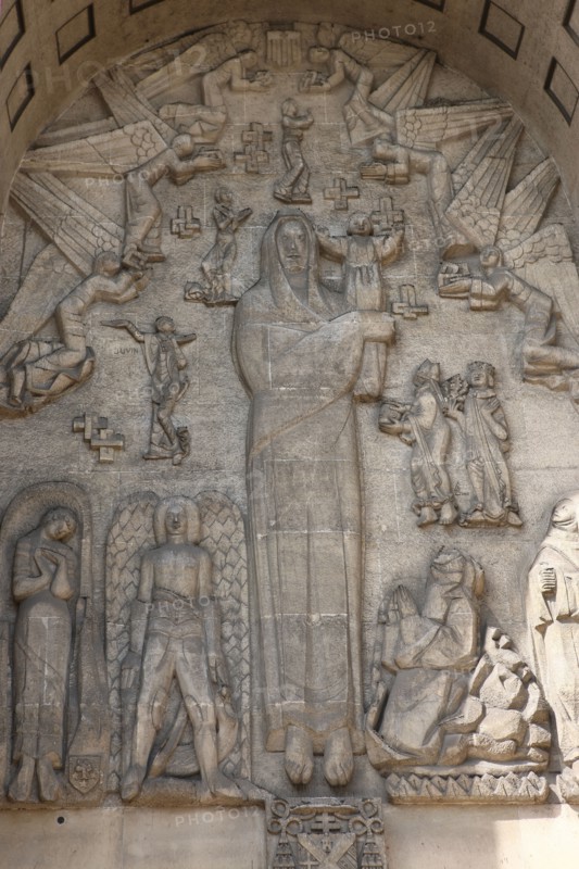France, ile de france, paris 16e arrondissement, porte de saint cloud, 96 boulevard murat, eglise sainte jeanne de chantal, detail facade, sculpture, bas relief, religion catholique,