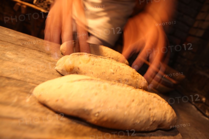 France, Haute Normandie, eure, pays du roumois, la haye de routot, four a pain communal, boulangerie, cuisson du pain,