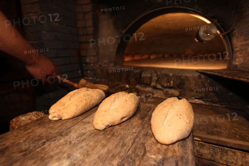 France, Haute Normandie, eure, pays du roumois, la haye de routot, four a pain communal, boulangerie, cuisson du pain,