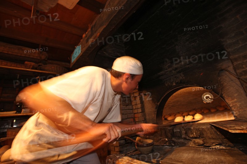 France, Haute Normandie, eure, pays du roumois, la haye de routot, four a pain communal, boulangerie, cuisson du pain,