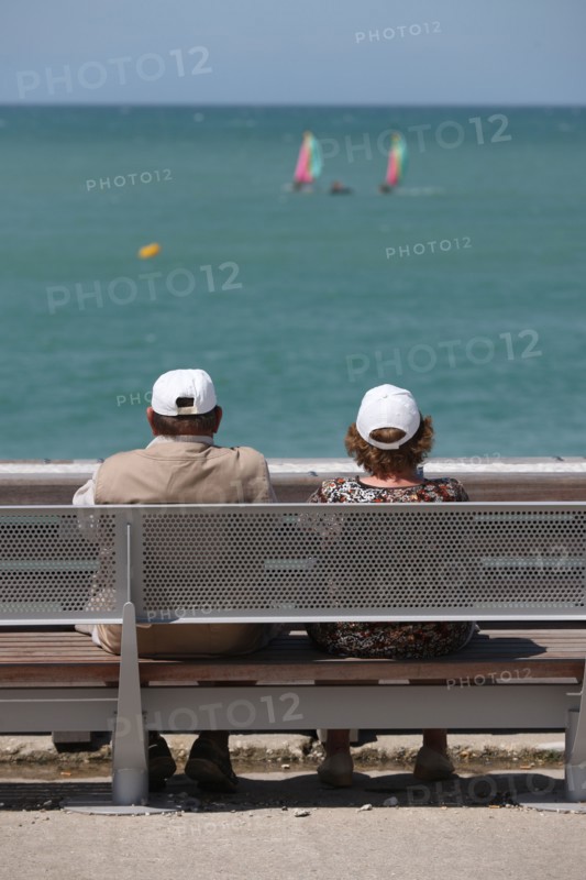 France, Haute Normandie, seine maritime, plateau de caux maritime, veulettes sur mer, front de mer, place, centre nautique, club de voile, sport, couple senior sur un banc,