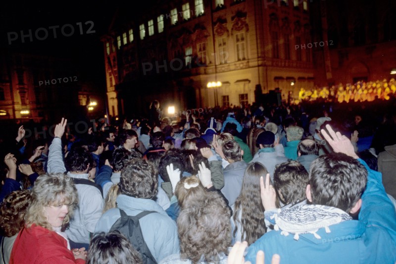 tchecoslovaquie, prague, 29 decembre 1989, Vaclav Havel vient d'etre elu president avec plus de 80% des suffrages, scene de liesse, place venceslas,