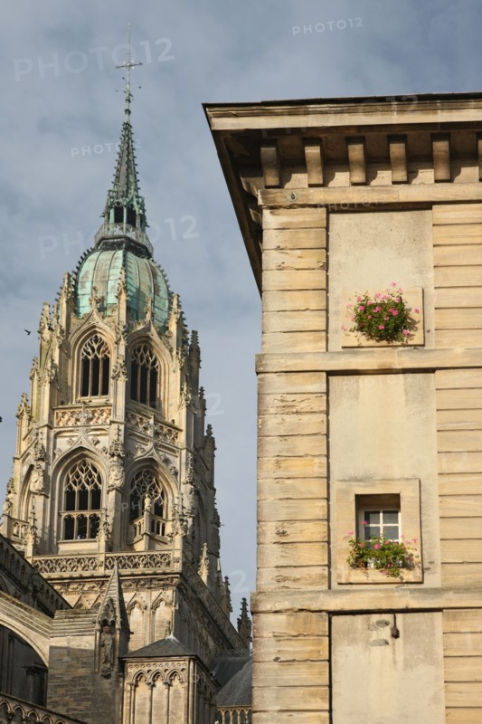 France, Basse Normandie, calvados, bessin, bayeux, cathedrale, tour lanterne, ciel, decor, fleche, mur, mairie, pierre, fenetres,