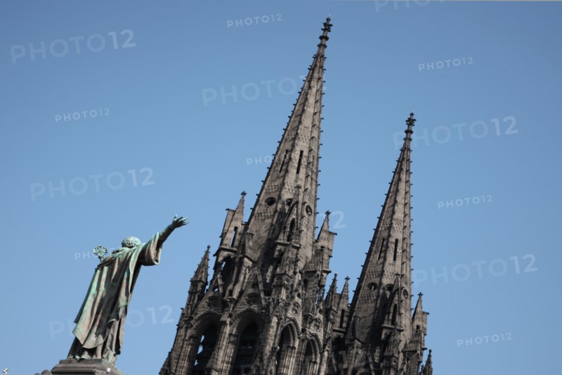 France, auvergne, puy de dome, clermont ferrand, cathedrale, chevet, monument historique, pierre volcanique, religion catholique, place, statue pape urbain 1er,