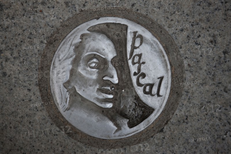 France, auvergne, puy de dome, clermont ferrand, trottoir, clous commemoratifs, blaise pascal, histoire,