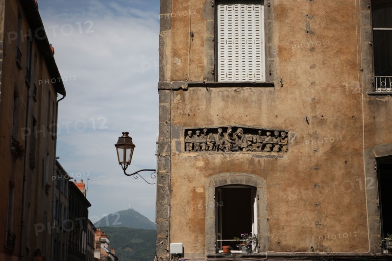 France, auvergne, puy de dome, clermont ferrand, place des gras, quartier historique, maison ancienne, vue sur le puy de dome, volcan,