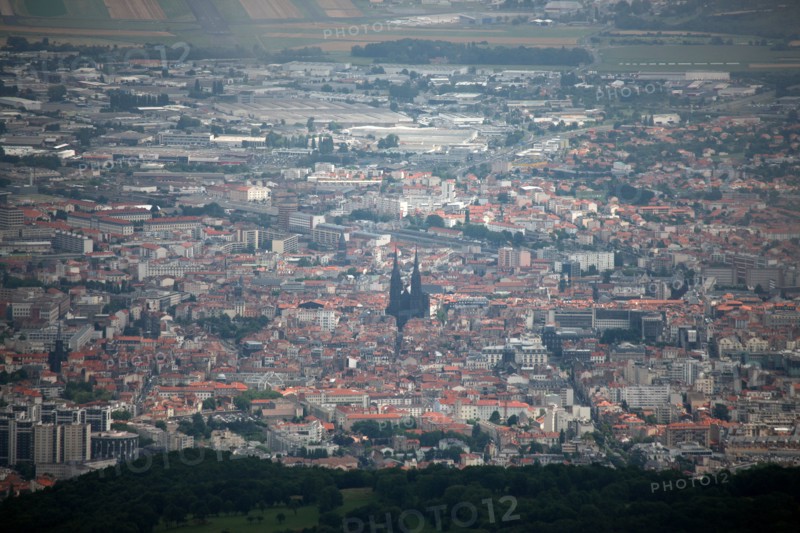 France, auvergne, puy de dome, clermont ferrand, vue generale sur la ville depuis le puy de dome, cathedrale, monument historique, pierre volcanique, religion catholique, habitat, tissu urbain,