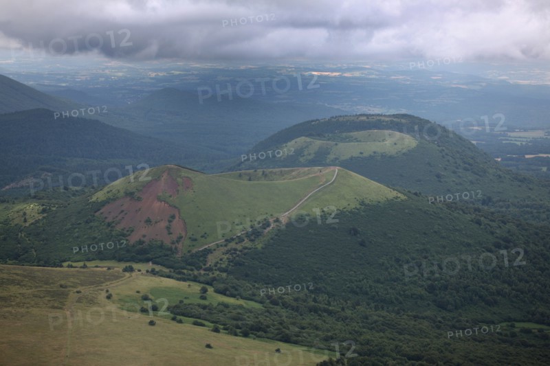 France, auvergne, puy de dome, paysage depuis le sommet du puy de dome, volcan, ciel tres menacant, orage, brouillard, meteo,