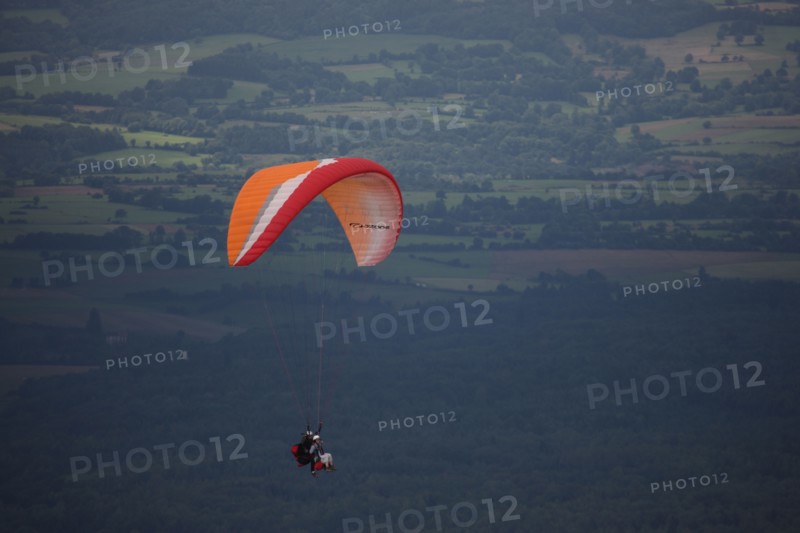France, auvergne, puy de dome, paysage depuis le sommet du puy de dome, volcan, ciel tres menacant, orage, brouillard, meteo, parapente, sport,