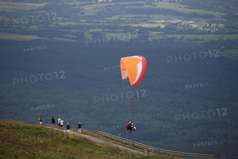France, auvergne, puy de dome, paysage depuis le sommet du puy de dome, volcan, ciel tres menacant, orage, brouillard, meteo, parapente, sport,