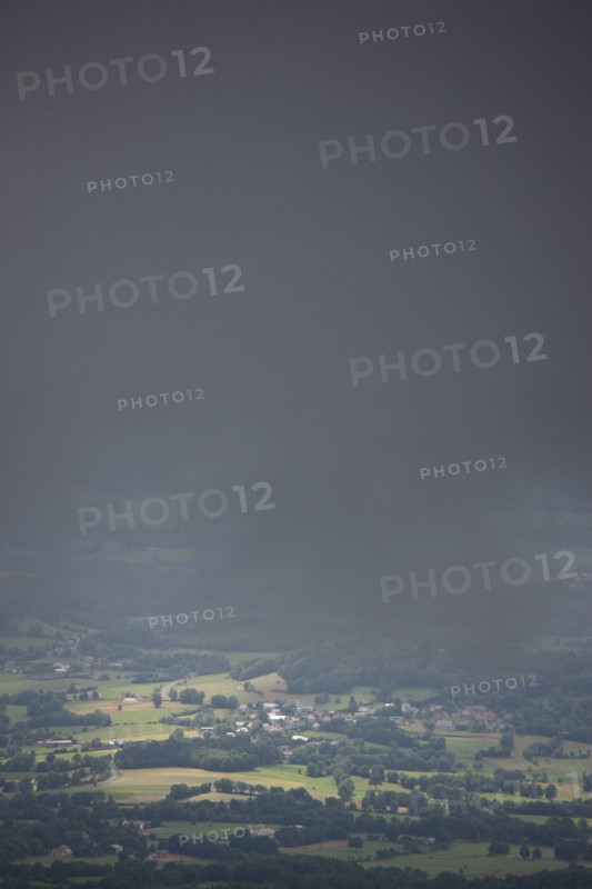 France, auvergne, puy de dome, paysage depuis le sommet du puy de dome, volcan, ciel tres menacant, orage, brouillard, meteo,