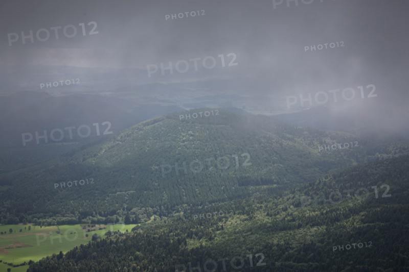 France, auvergne, puy de dome, paysage depuis le sommet du puy de dome, volcan, ciel tres menacant, orage, brouillard, meteo, foret de pins,