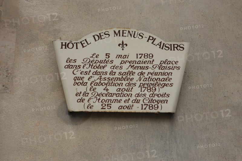 France, Ile de France, Yvelines, Versailles, dependances du chateau de Versailles, hotel des menus plaisirs du roi, 22 avenue de paris, centre de musique baroque, facade sur rue, plaque commemorant l'abolition des privileges,