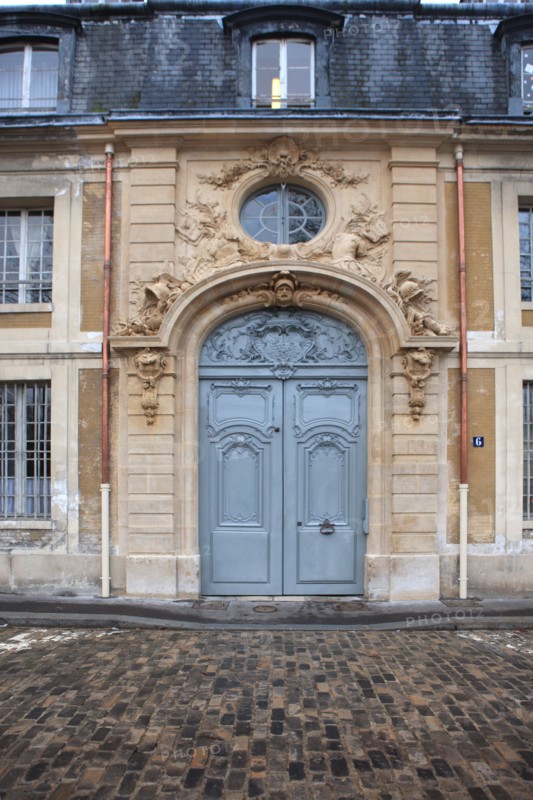 France, Ile de France, Yvelines, Versailles, 6 avenue de paris, hotel des gendarmes, detail porche, decor, bas relief, sculpture,