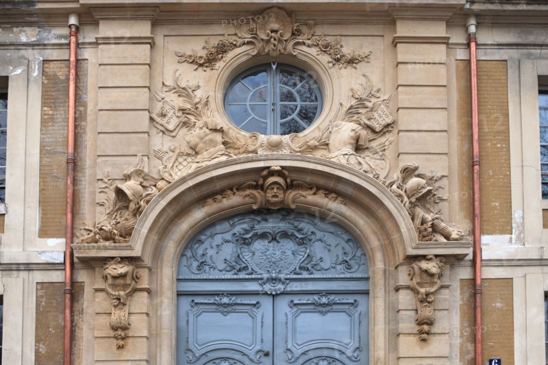 France, Ile de France, Yvelines, Versailles, 6 avenue de paris, hotel des gendarmes, detail porche, decor, bas relief, sculpture,