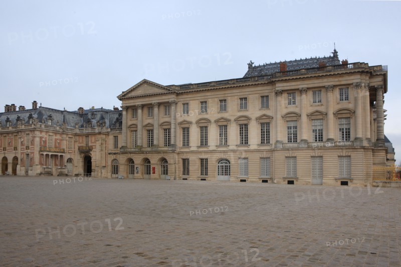 France, Ile de France, Yvelines, Versailles, chateau de Versailles, cour royale, pavillon, grille,