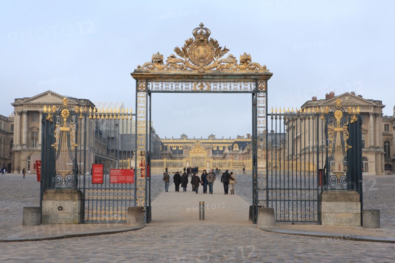 France, Ile de France, Yvelines, Versailles, chateau de Versailles, cour d'honneur, esplanade, paves, grille de la cour royale au fond,