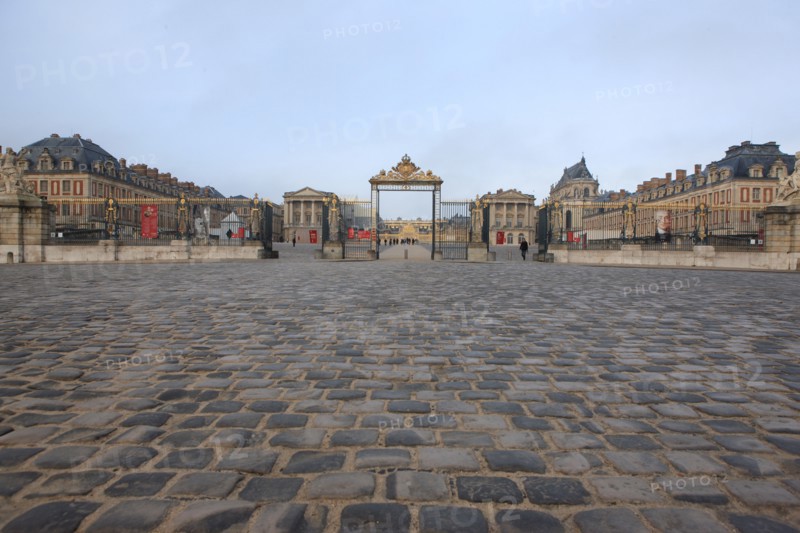 France, Ile de France, Yvelines, Versailles, chateau de Versailles, cour d'honneur, esplanade, paves,