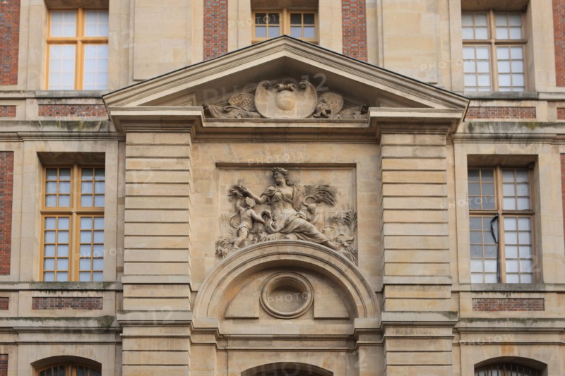 France, Ile de France, Yvelines, Versailles, dependances du chateau de Versailles, grand commun, 1 rue de l'independance americaine, detail de la facade sur la rue saint julien, decor, bas relief,