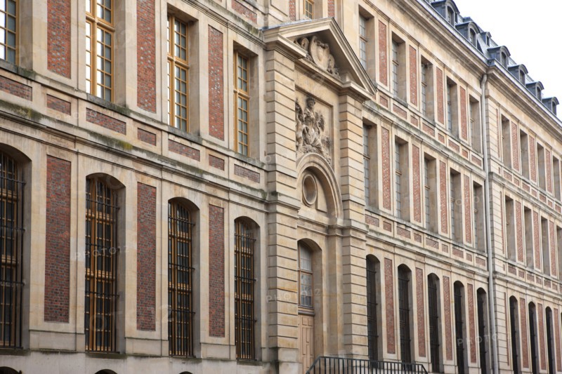 France, Ile de France, Yvelines, Versailles, dependances du chateau de Versailles, grand commun, 1 rue de l'independance americaine, detail de la facade sur la rue saint julien, decor, bas relief,