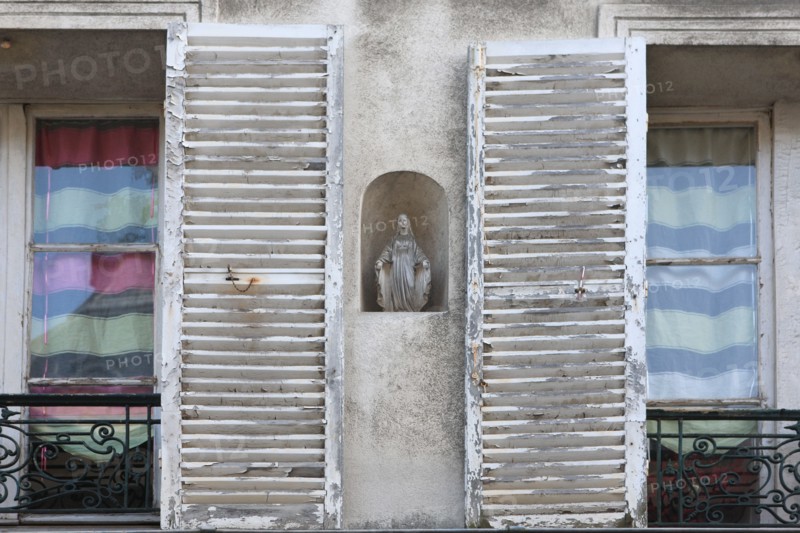 France, Ile de France, Yvelines, Versailles, detail d'une fenetre encadrant une stauette de la vierge, vieux rideaux, habitat, immeuble, place saint louis, pres de la cathedrale,