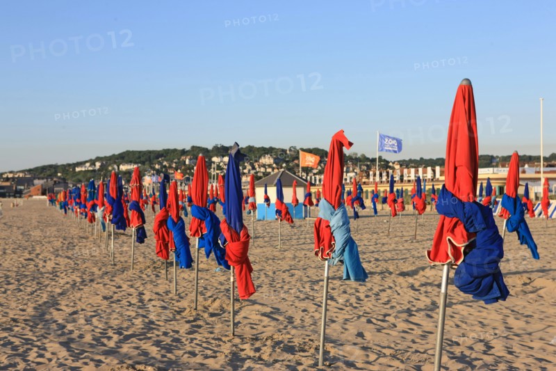 France, Basse Normandie, Calvados, cote fleurie, Deauville, plage, les planches, cabines de bains, rambardes peintes, acteurs de cinema americain, parasols plies,