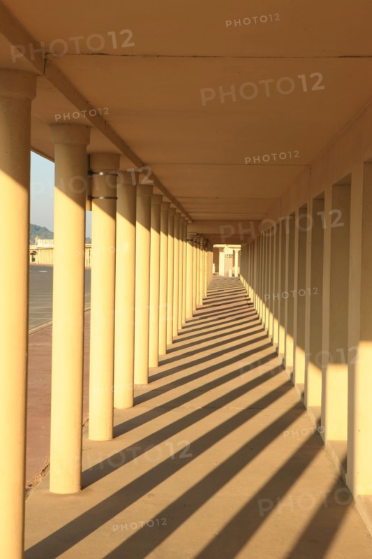 France, Basse Normandie, Calvados, Deauville, front de mer, colonnes, bains de mer, cabines, ombres et lumieres,