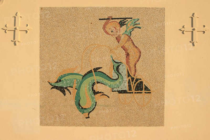 France, Basse Normandie, Calvados, Deauville, front de mer, colonnes, etablissement des bains de mer, cabines, ombres et lumieres, mosaiques,