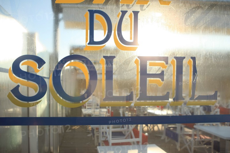 France, Basse Normandie, Calvados, Deauville, front de mer, bar du soleil,