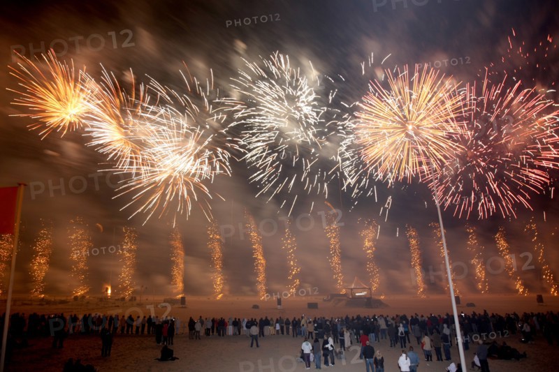France, Basse Normandie, Calvados, Deauville, opera de feu, 19 juin 2010, creation de Groupe F et pascal dusapin, compositeur sur la plage de Deauville, feu d'artifice,