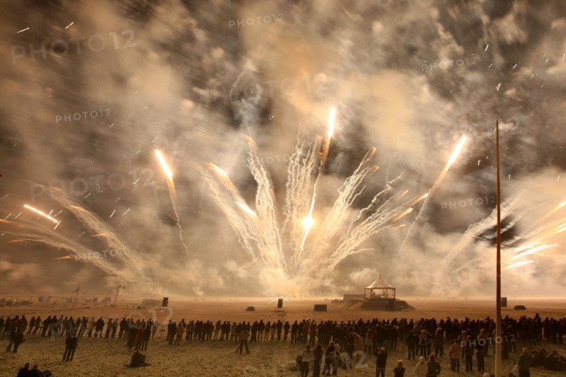 France, Basse Normandie, Calvados, Deauville, opera de feu, 19 juin 2010, creation de Groupe F et pascal dusapin, compositeur sur la plage de Deauville, feu d'artifice,