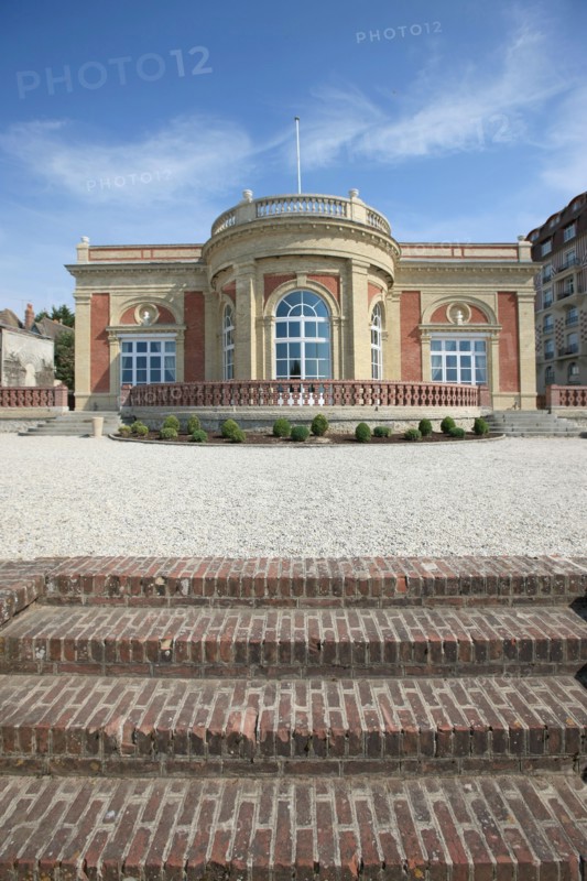 France, Basse Normandie, Calvados, cote fleurie, Deauville, villa le cercle, siege estival du jockey club pendant la saison de courses, facade,