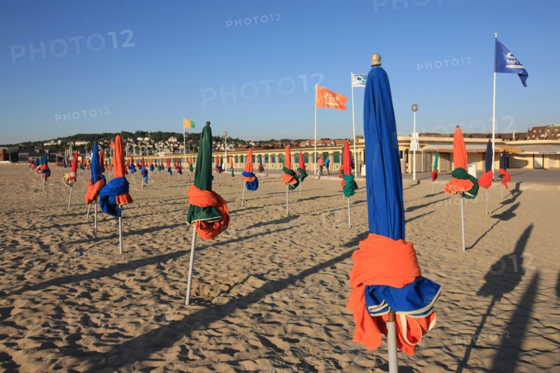 France, Basse Normandie, Calvados, cote fleurie, Deauville, plage, les planches, cabines de bains, rambardes peintes, acteurs de cinema americain, parasols plies,