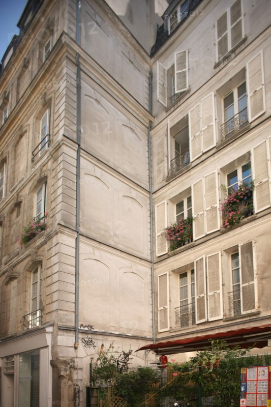 France, Ile de France, paris 2e arrondissement, 1-3 rue leopold bellan, recoin avec reprise des motifs de fenetres