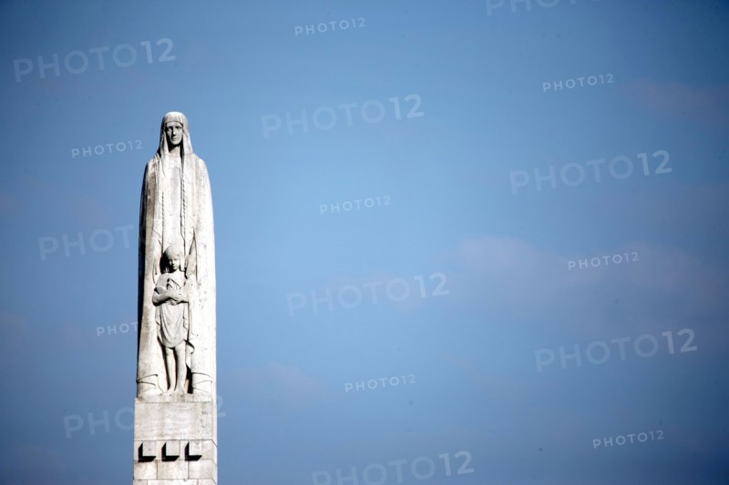 France, paris, quai de la tournelle, bord de seine, statue du pont de la tournelle, ciel bleu,