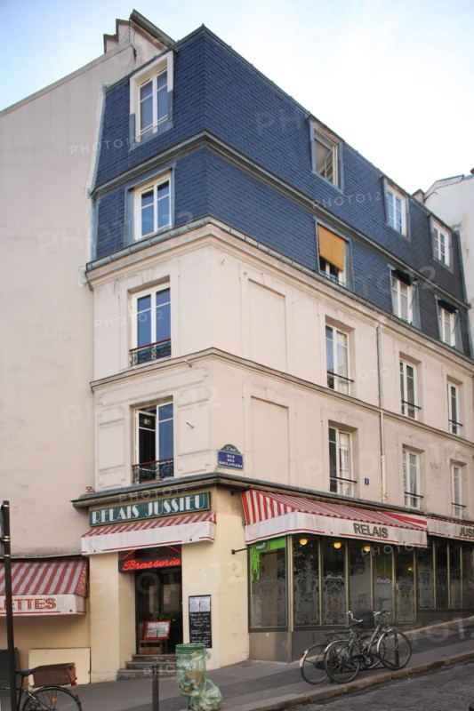 France, Ile de France, paris 5e arrondissement, angle de la rue linne et de la rue des boulangers, immeuble avec corps de batiment en retrait,