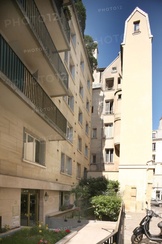 France, paris 5e arrondissement, 21 rue rollin, immeuble en retrait,
