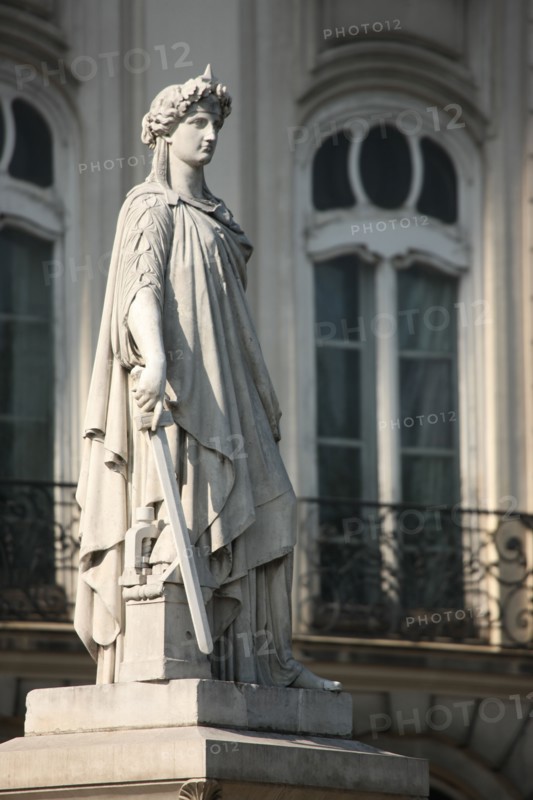 France, paris, quai de conti, bord de seine, statue, place,