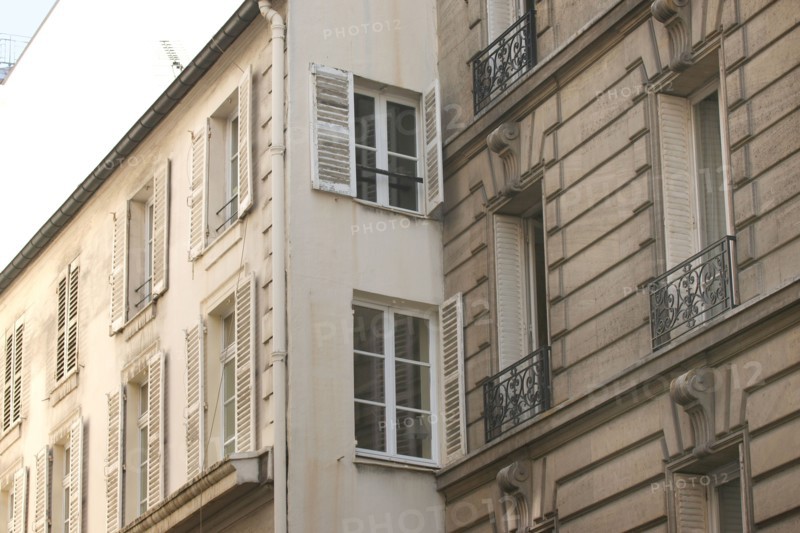 France, Ile de France, paris 7e arrondissement, 53 rue de babylone, magasin triangulaire et retour avec fenetres,