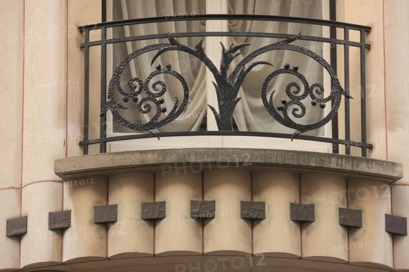 France, Ile de France, paris 8e arrondissement, 22 24 rue beaujon, architecte henri sauvage, detail des appliques de pierre sur bow windows,