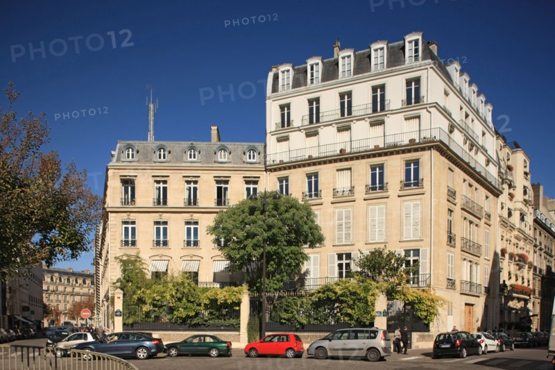 France, Ile de France, paris, 8e arrondissement, rue bayard, rond point, elevation d'un immeuble, haut inattendu,