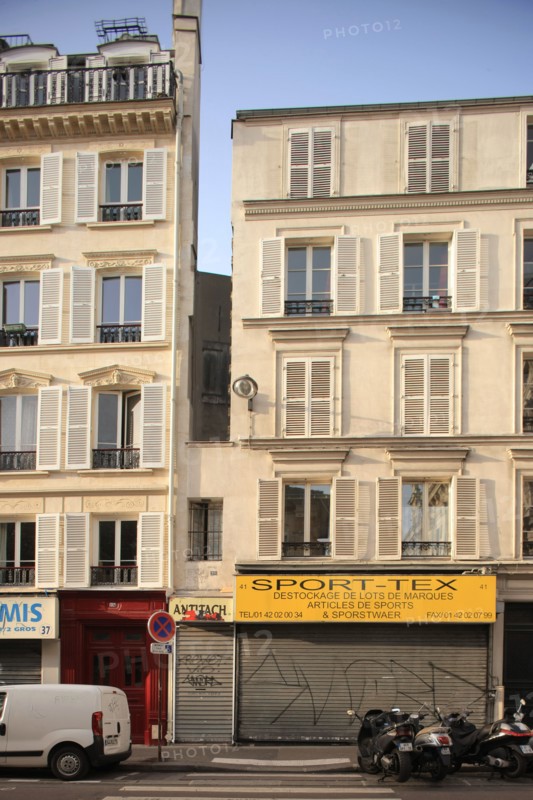 France, Ile de France, paris, 10e arrondissement, 39 rue du chateau d'eau, facade de la plus petite maison de paris, immeubles,