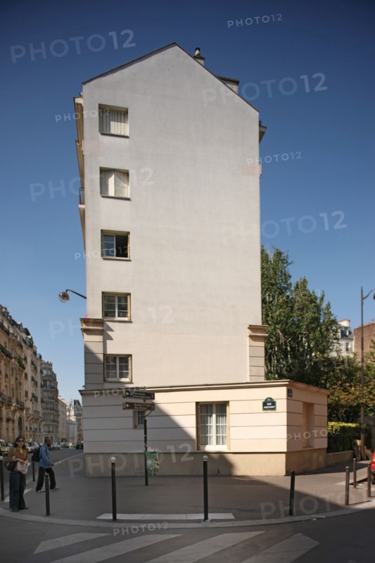 France, Ile de France, paris 12e arrondissement, angle rue de picpus et rue jaucourt, jardin triangulaire avec un immeuble de type barre, angle de l'immeuble,