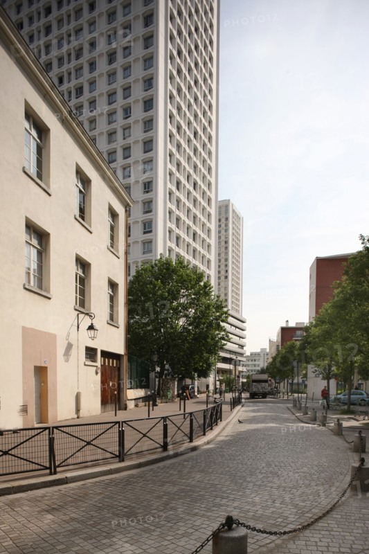 France, Ile de France, paris 13e arrondissement, rue vandrezanne, rives contrastees, grands immeubles face a des petites habitations,