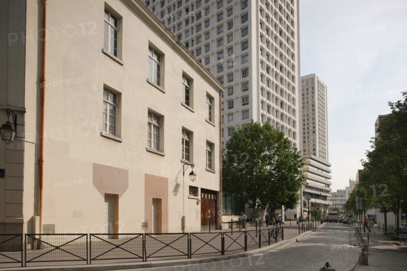 France, Ile de France, paris 13e arrondissement, rue vandrezanne, rives contrastees, grands immeubles face a des petites habitations,