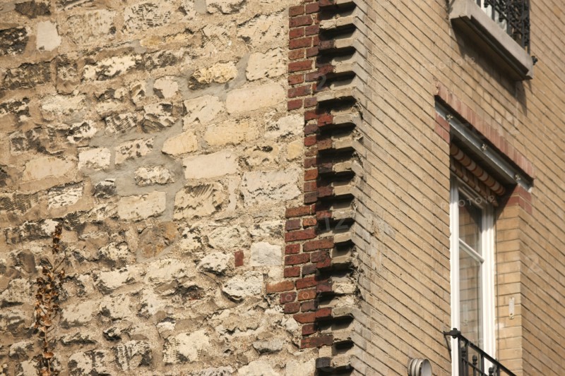 France, Ile de France, paris 13e arrondissement, 3 rue jean marie jego, maison en retrait avec jardin sur rue, briques d'attente,
