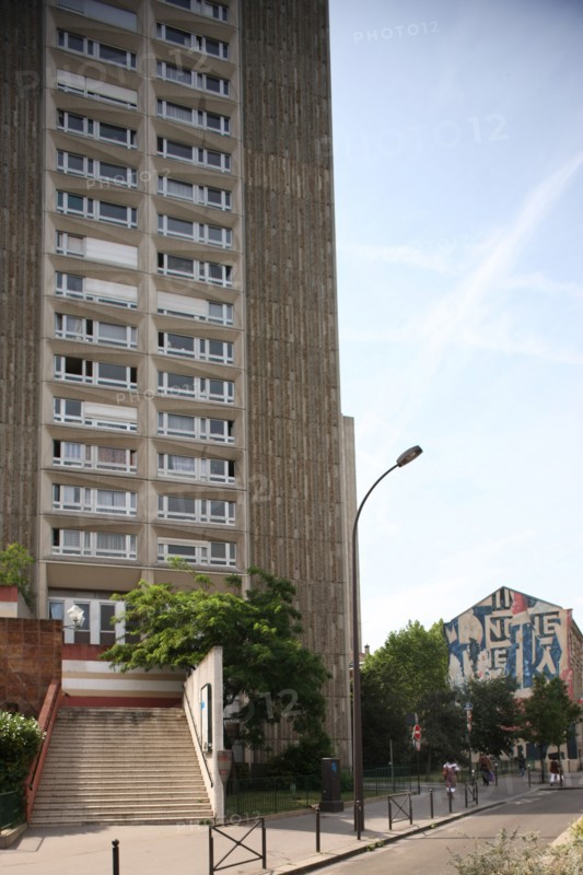 France, Ile de France, paris 13e arrondissement, rue de tolbiac, carrefour avec la rue baudricourt, immeuble en arriere d'un square, dalle des olympiades,